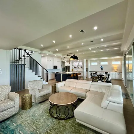 Luxury Lake Front Retreat On Cedar Creek Lake